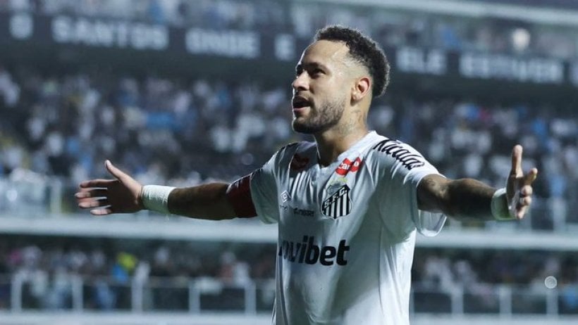 نيمار بقميص سانتوس خلال مباراة في الدوري البرازيلي