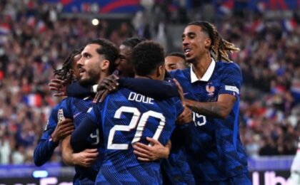 منتخب فرنسا يحتفل بعد الفوز على بلجيكا 4-1 في دوري الأمم الأوروبية