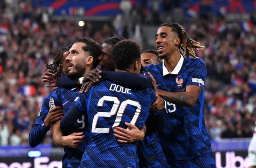 منتخب فرنسا يحتفل بعد الفوز على بلجيكا 4-1 في دوري الأمم الأوروبية